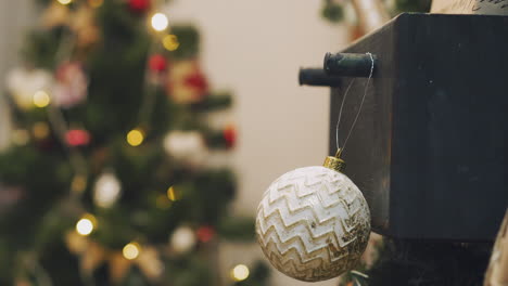 Hängende-Weihnachtsdekoration-Am-Baum-Mit-Weihnachtsbeleuchtung.-Dekoration-Am-Weihnachtsbaum-Mit-Kugel.