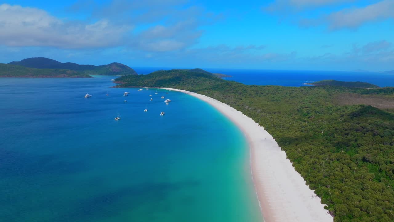 빛 푸른 하늘, 화이트 헤이븐 해변, 화려한  모래 보트, 요트, 공중 드론, 휘츠네이 섬, 오스트레일리아, 외부 그레이트 배리어 리프, 힐 인, 전망대, 은 푸른 물, 바다 물, 아래로 향하는 움직임