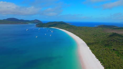 Sonniger-Blauer-Himmel,-Whitehaven-Beach,-Atemberaubender-Weißer-Sand,-Boote,-Yacht,-Luftdrohne,-Whitsunday-Islands,-Australien,-äußeres-Great-Barrier-Reef,-Hügel,-Einlass,-Aussichtspunkt,-Klares-Blaues-Aqua,-Ozean,-Wasser,-Nach-Unten,-Vorwärtsbewegung