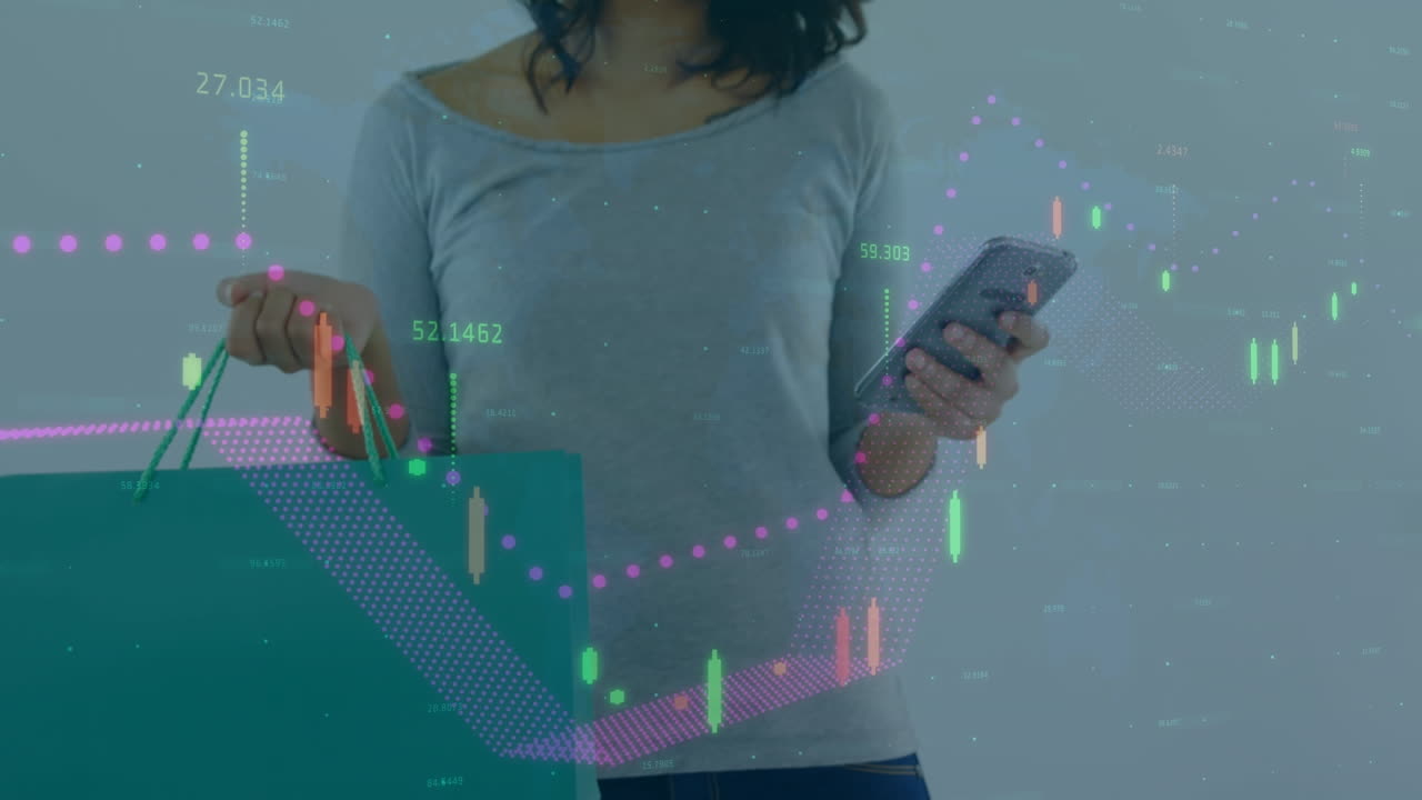animación del procesamiento de datos financieros sobre una mujer biracial usando un teléfono inteligente