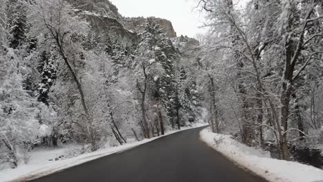 paisaje nevado de invierno conduciendo en la carretera de montaña de utah - pov
