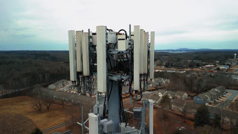 Toma-Aérea-Acercándose-A-La-Torre-De-Telefonía-Celular.-De-Cerca