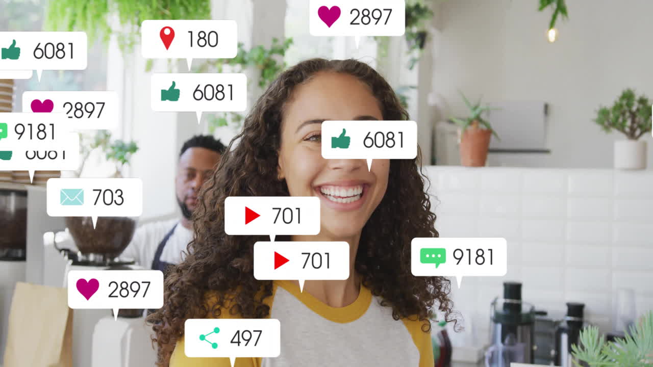 animación de múltiples barras de notificación sobre una mujer biracial sonriente de pie en los cafés