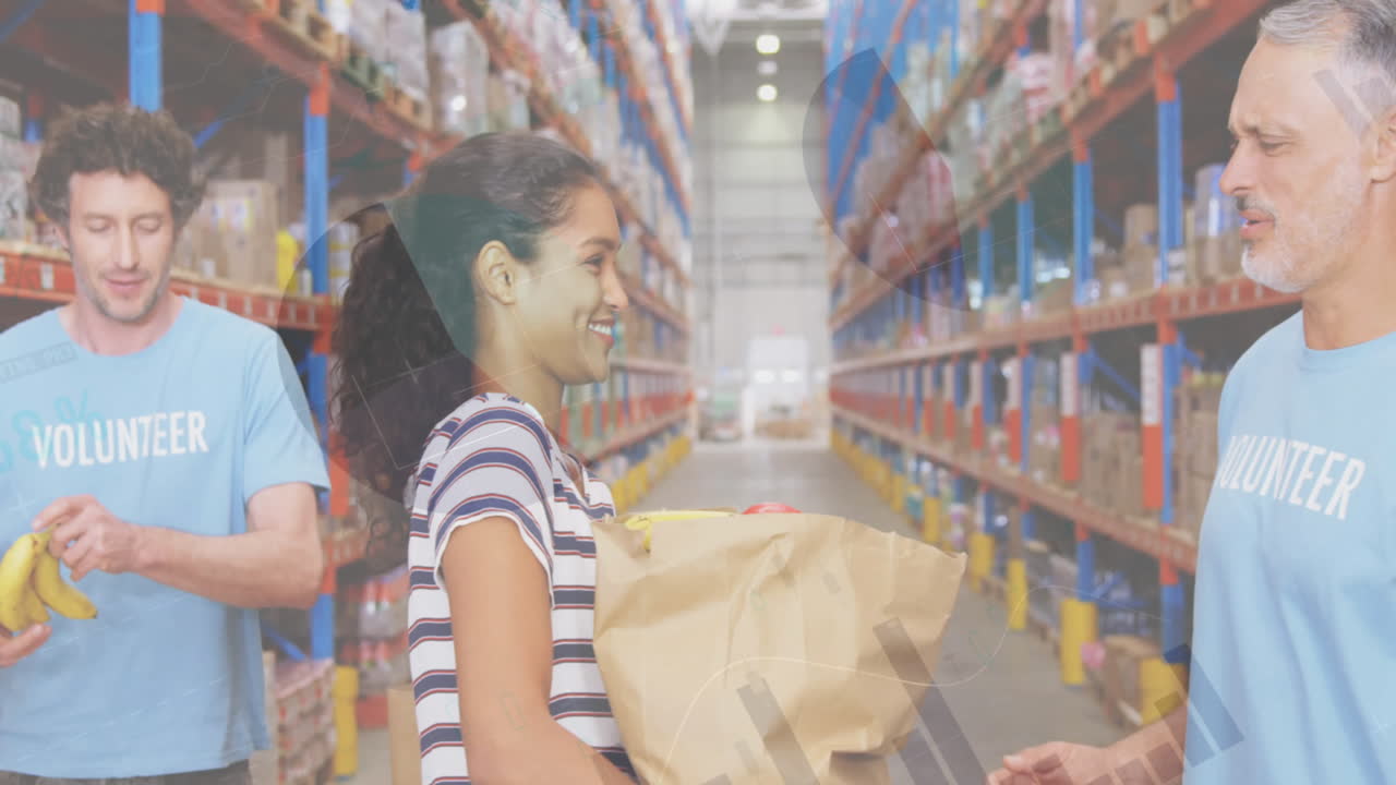 procesamiento de datos estadísticos sobre una mujer afroamericana donando una bolsa a un voluntario masculino en un almacén