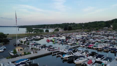 toma de drone de marina llena de botes en el lago de ginebra, wisconsin