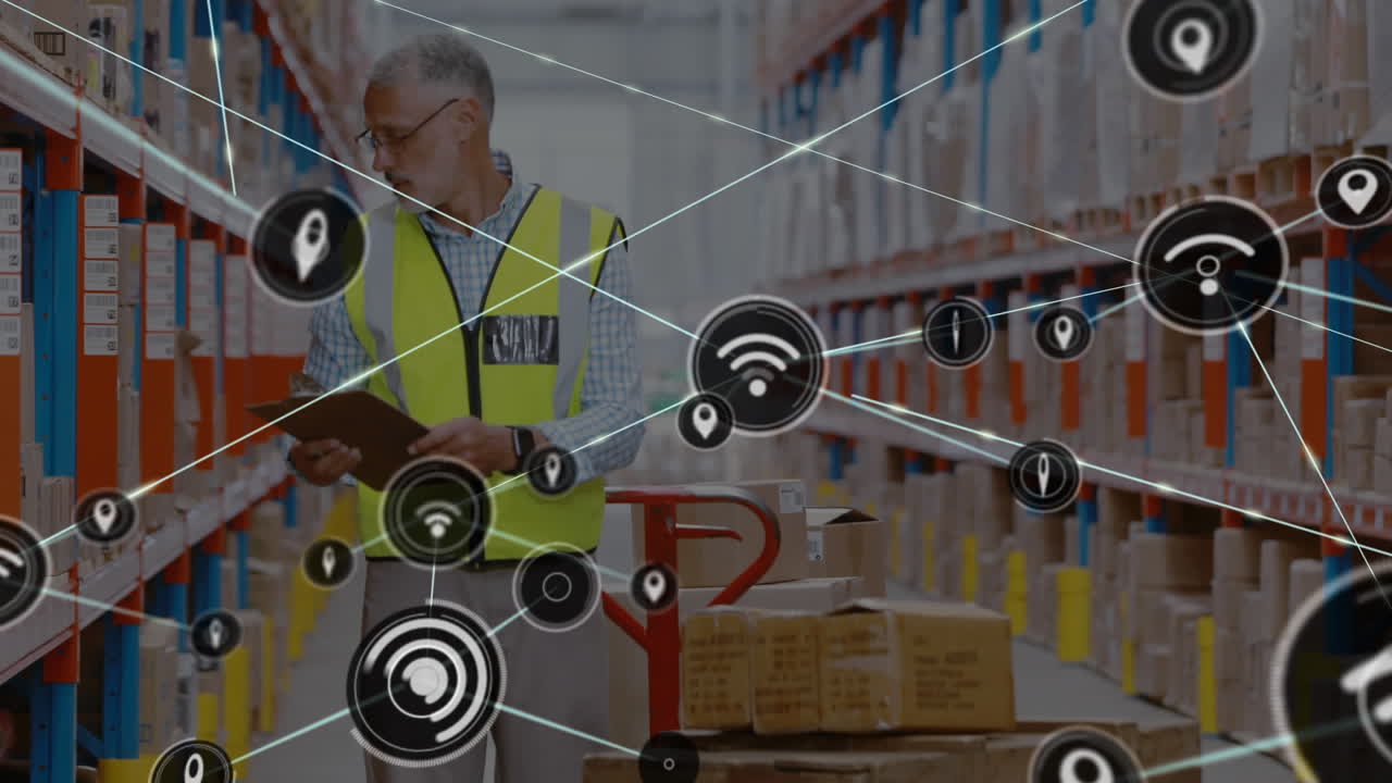 red de iconos digitales sobre supervisor masculino caucásico con clipboard comprobando el stock en el almacén