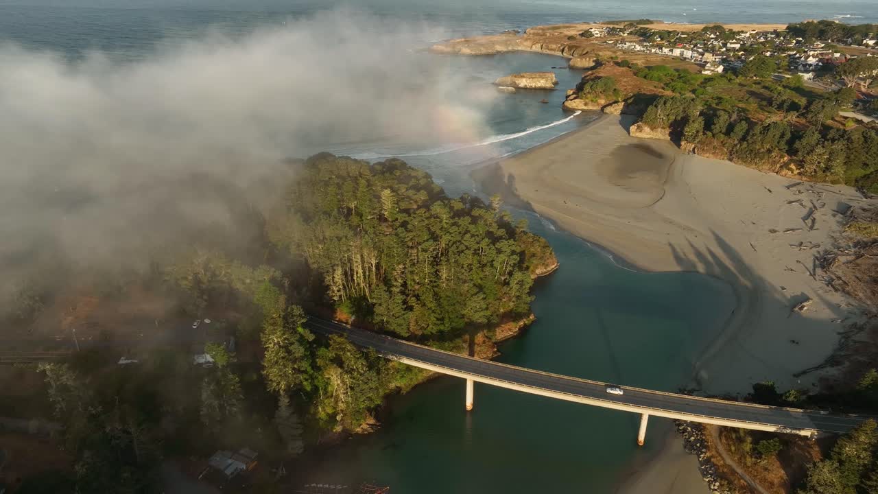 누군가가 통근할 때 캘리포니아의 숲, 강, 다리를 때리는 햇빛의 조감도