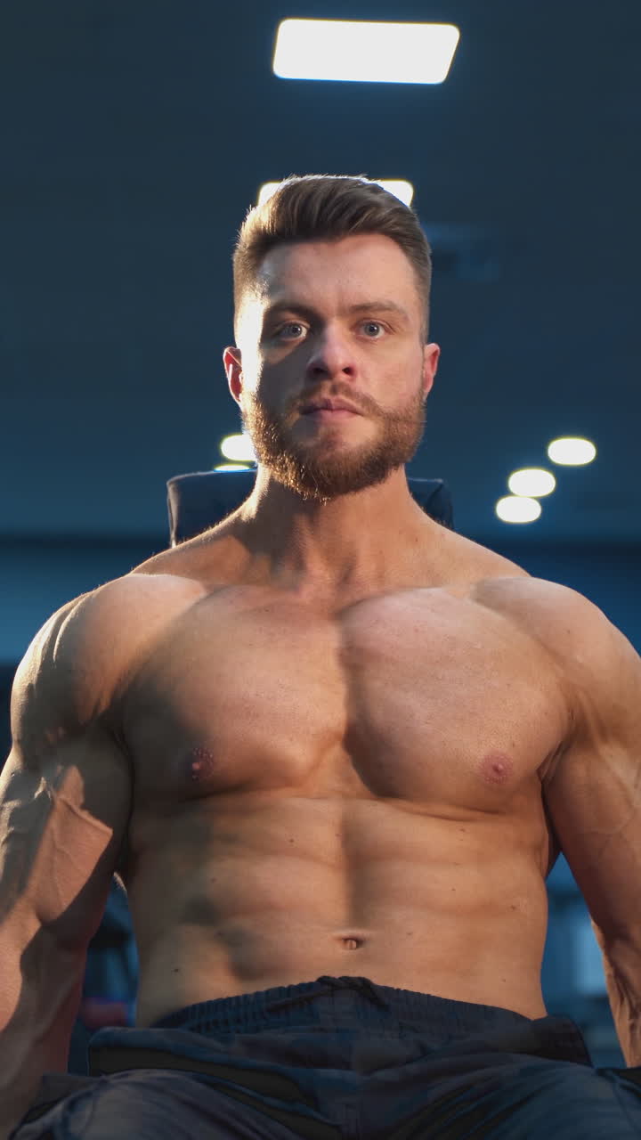 hombre musculoso en el gimnasio