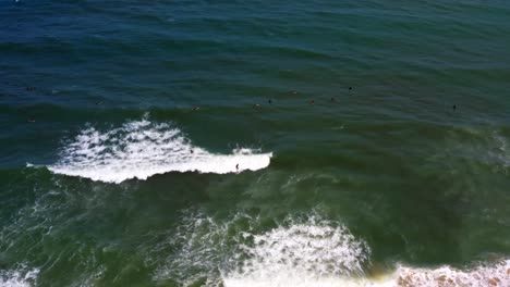 Toma-Aérea-De-Drones-De-Surfistas-Experimentados-Atrapando-Olas-En-La-Famosa-Playa-Praia-Do-Amor-Cerca-De-La-Ciudad-Turística-Tropical-De-Pipa-En-El-Norte-De-Brasil-En-Un-Cálido-Y-Soleado-Día-De-Verano