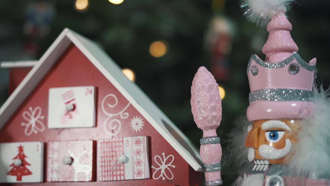 실제 크리스마스 트리 장식 호두 까기 인형 군인 장난감 앞의 나무 나무 강림절 달력