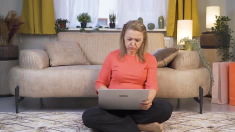 la mujer que no puede usar la aplicación en la computadora portátil.
