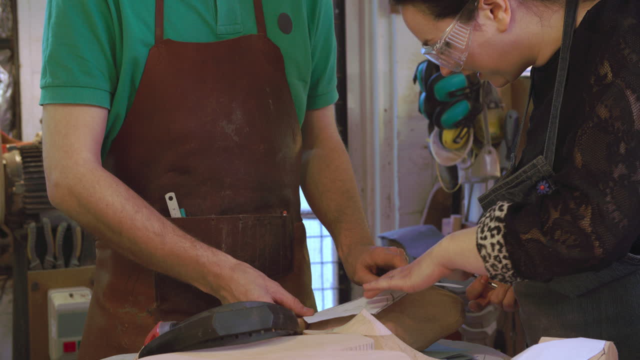 aprendiz en zapateros a medida dibujando plantilla para el último