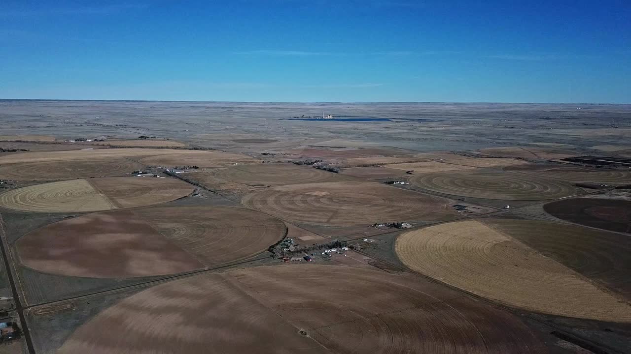 vista aérea de las tierras de cultivo de estados unidos con riego de pivote circular en verano