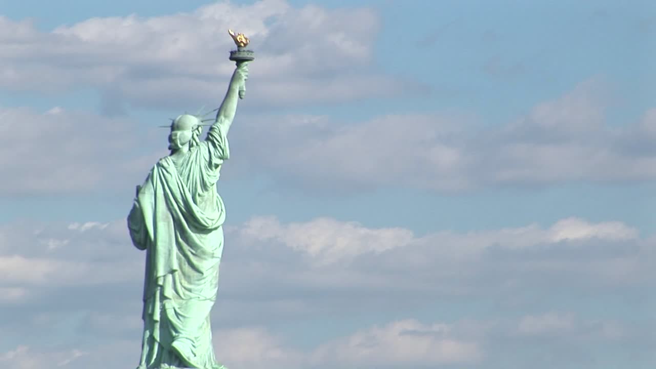 Un time lapse di nuvole che si muovono sopra la Statua della Libertà.