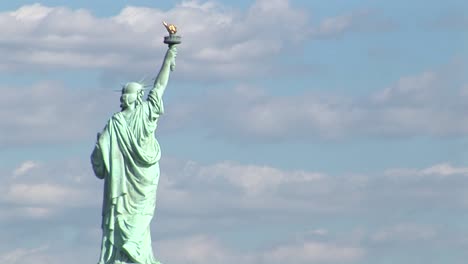 Un-Lapso-De-Tiempo-De-Nubes-Moviéndose-Sobre-La-Estatua-De-La-Libertad.