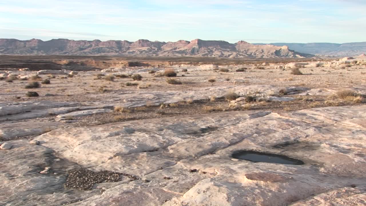 una cacerola lenta a través de una curva de herradura en un río 1