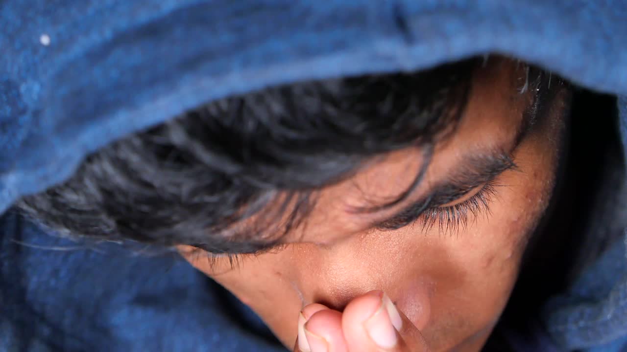 기도 하는 젊은 남자 의 클로즈업