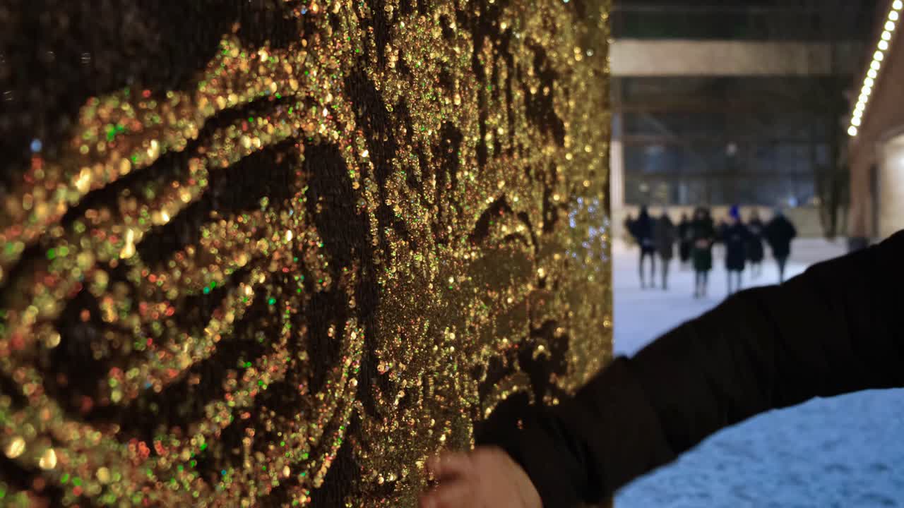 밤에 반이는 벽을 만지는 손