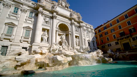 la fuente de trevi en roma, italia