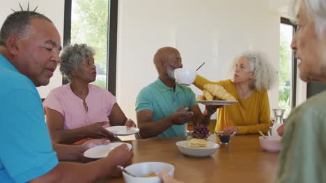 Gente-Feliz-Y-Diversa-Desayunando-En-Una-Casa-De-Retiro