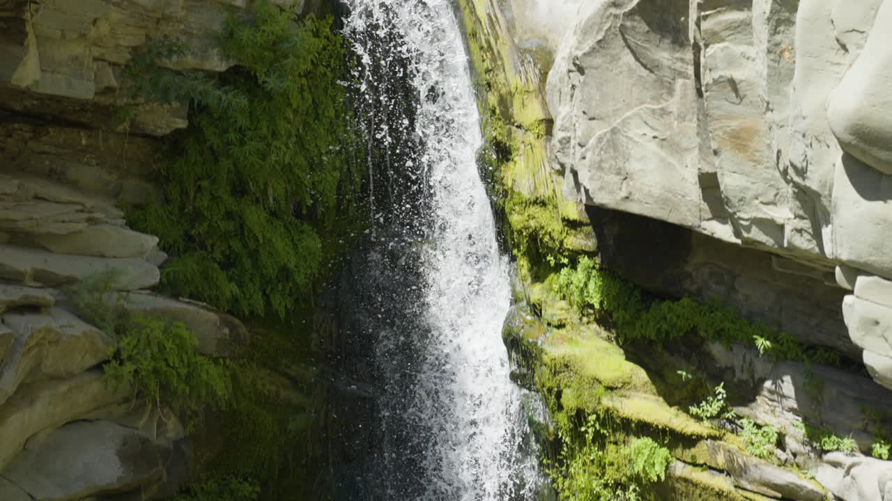 tiro descendente de la cascada ubicada en santa paula punch bowls en el sur de california
