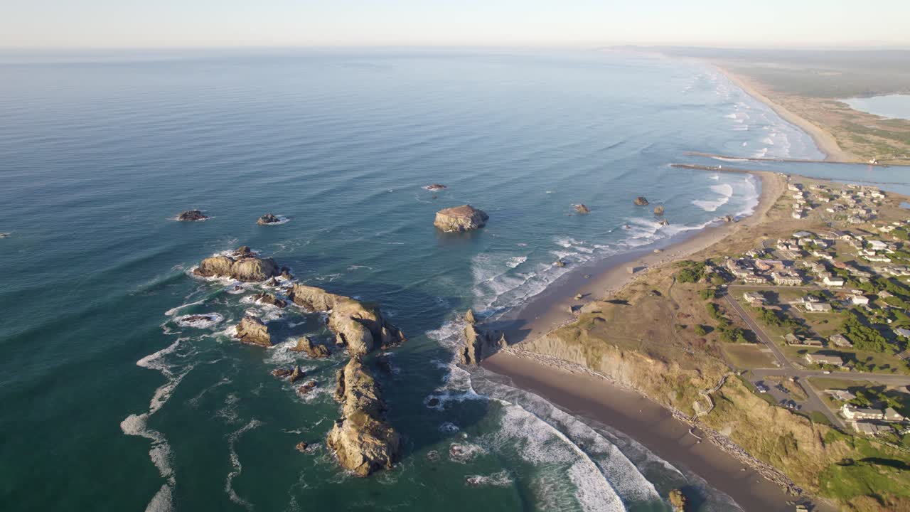 오레곤주 밴든 해변에서 바위를 내려다보는 4k 공중 드론