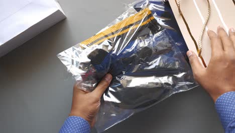 männer nehmen ein tuch aus einer einkaufstasche
