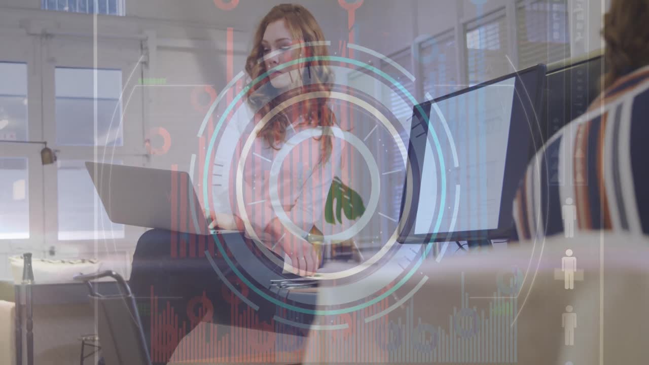 animación de escáner redondo sobre mujer de negocios caucásica usando portátil y tomando notas en la oficina.