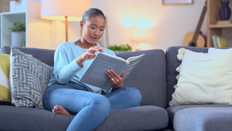 mujer joven leyendo un libro o una novela