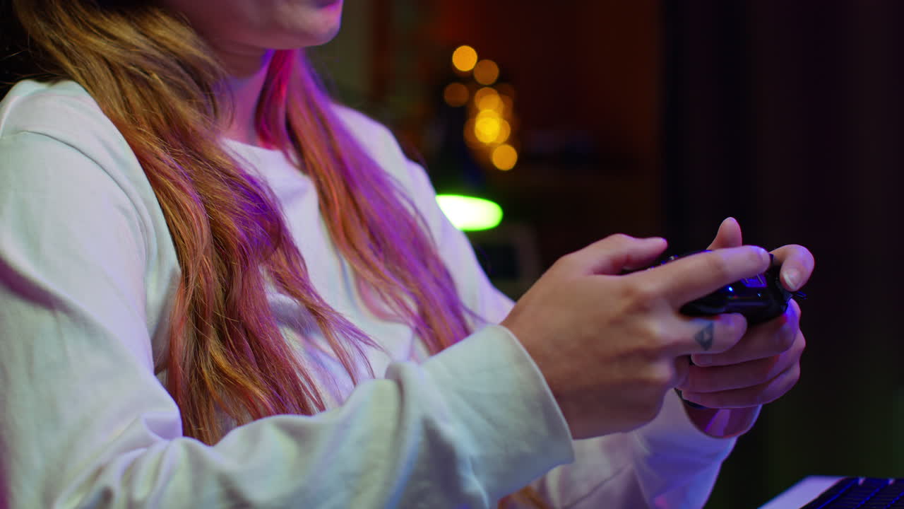 컨트롤러와 함께 비디오 게임을 하는 여자