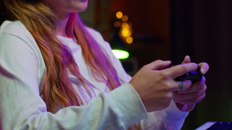 mujer jugando videojuegos con un controlador