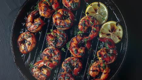 Grilled-Shrimp-With-Lemon-Slices-On-Dark-Background