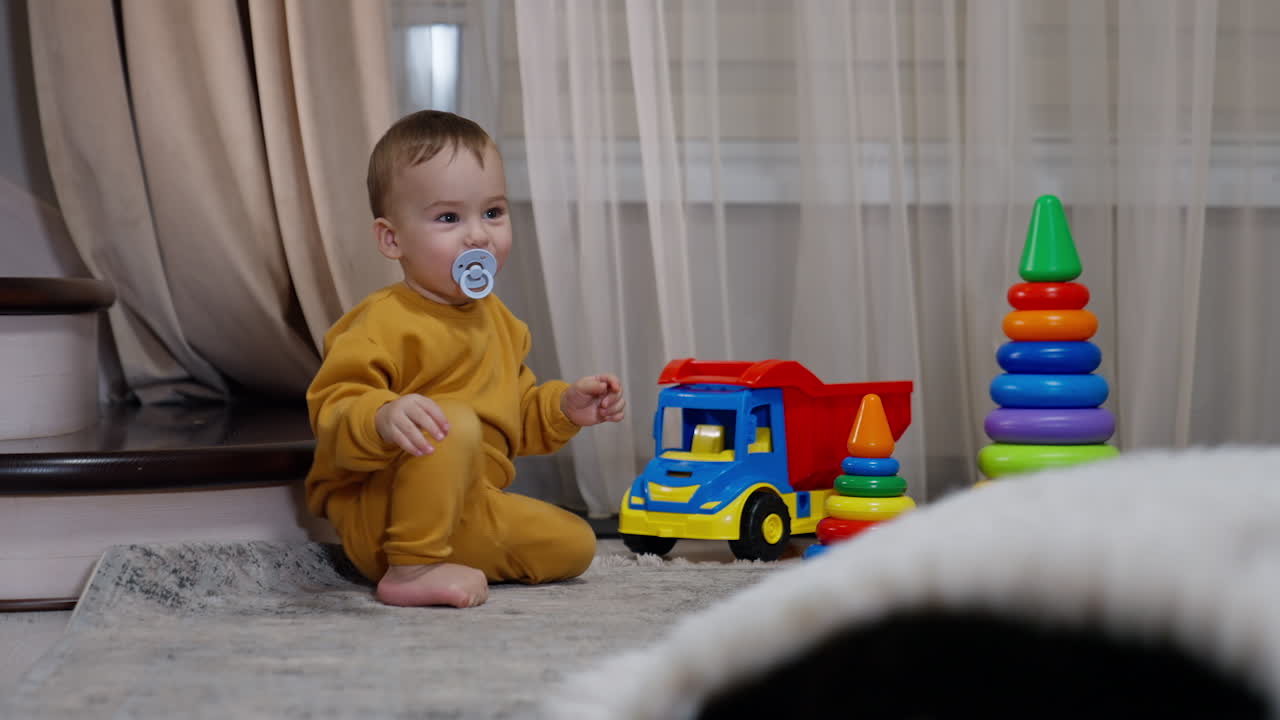 장난감 으로 놀고 있는 아기