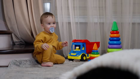 bebé jugando con juguetes