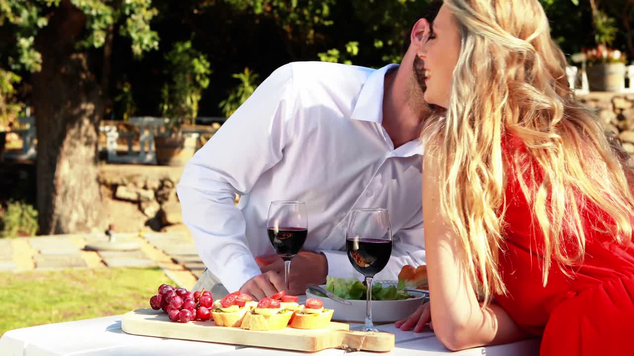 Coppia in atteggiamenti romantici in un ristorante all'aperto 4k