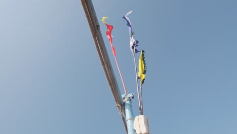 Banderas-En-El-Mástil-De-Un-Pequeño-Barco-De-Pesca-Indio-Que-Sopla-En-El-Viento-Del-Mar-A-Cámara-Lenta