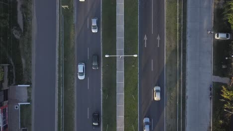 vista aérea de pájaro estática del tráfico de automóviles de la ciudad en la avenida, disparo de drones de arriba hacia abajo