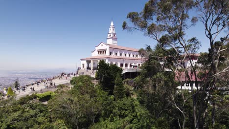 el santuario de monserrate con vistas a bogotá, colombia