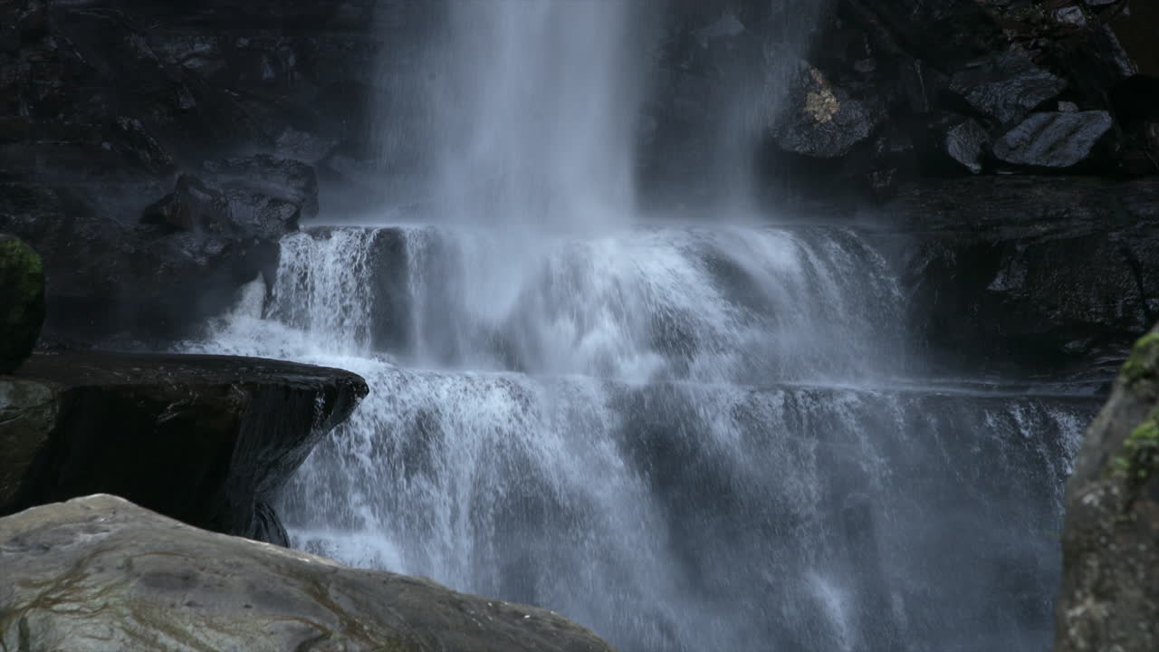 Vakkert Belmore Falls-foss kaskader nedover steinblokker