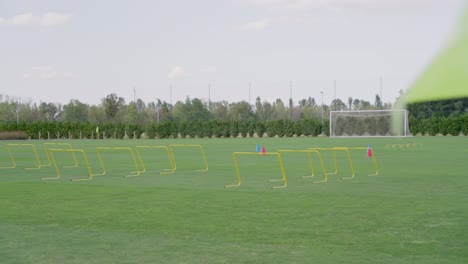 Weicher-Schwenk-Und-Fokus-Ziehen-Von-Der-Flagge-Zum-Trainingsgelände-Auf-Dem-Fußballplatz