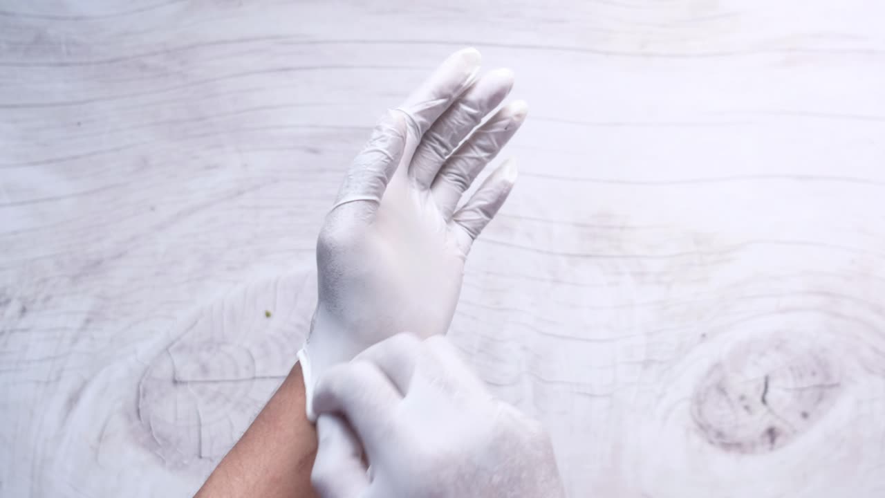 ponerse guantes médicos