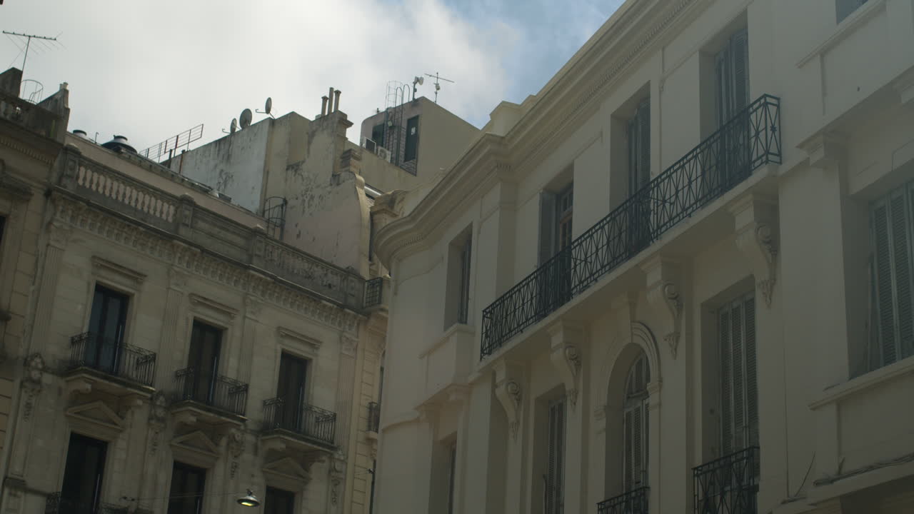 Veduta dal basso di facciate e balconi storici nel centro storico.