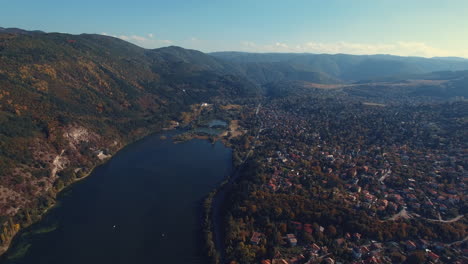 Lago-A-Ciudad-Y-Montaña