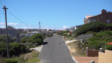 Vista-De-La-Calle-De-Una-Carretera-En-El-Pueblo-Costero-De-Kelders-En-Sudáfrica