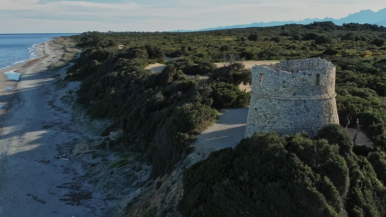Torre costiera e spiaggia lungo le rive della Corsica, Francia