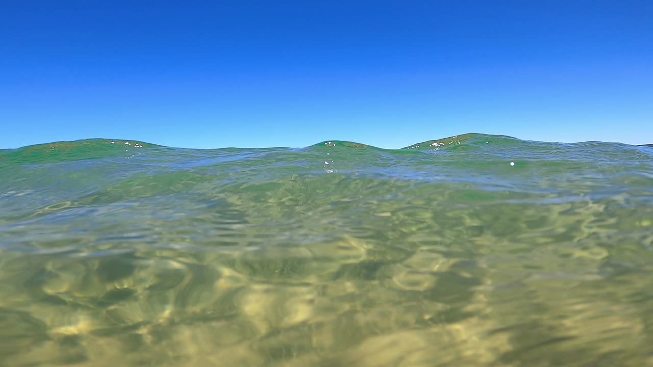 위험한 파도, 슬로우 모션, pov로 바다에서 수영 연습