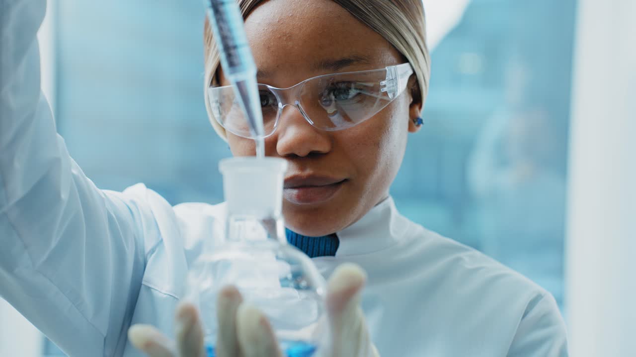 científico realizando un experimento químico