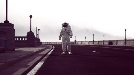 un astronauta camina en medio de una carretera.