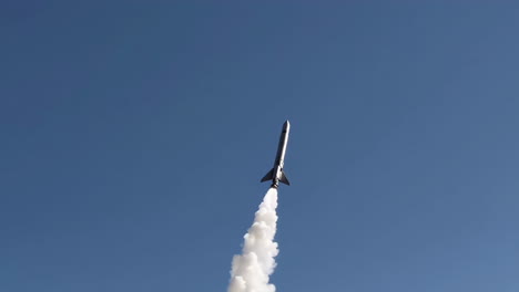 lanzamiento de cohetes en el cielo azul
