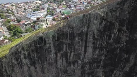 caminar en el borde de la roca escalada y senderismo, clip de drone
